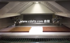 實(shí)木門扇UV透明底漆往復(fù)噴涂.jpg 實(shí)木門扇UV透明底漆往復(fù)噴涂.jpg